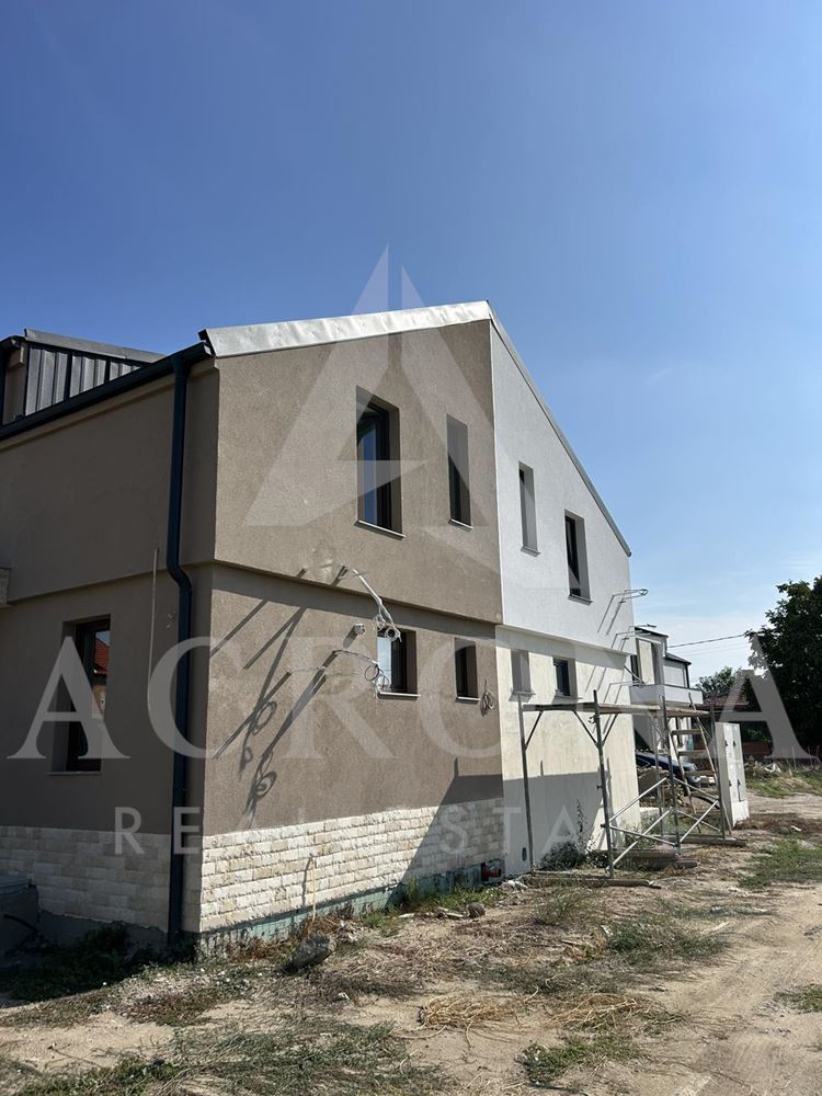 Къща на калкан в с.Скутаре - 0