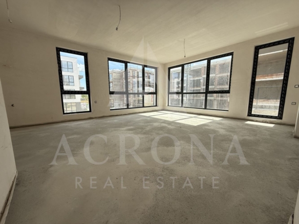 Тристаен Бутикова Сграда - 0