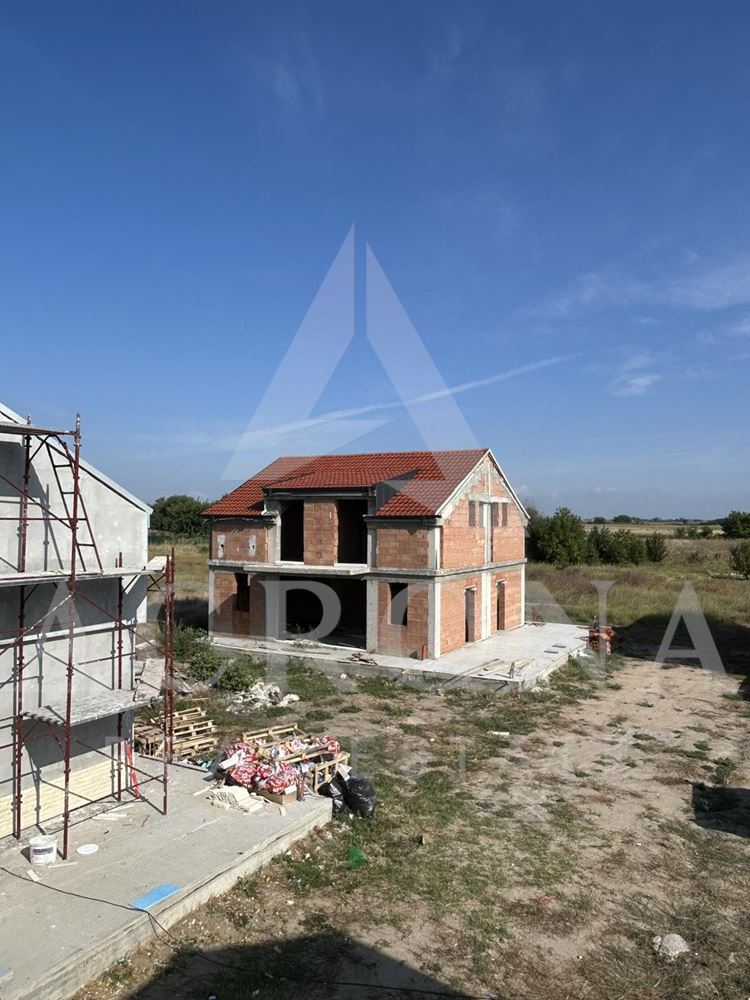 Къща на калкан в с.Скутаре - 0