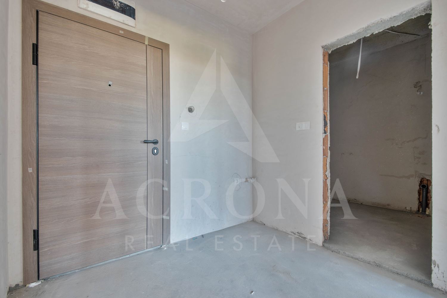 Просторен Двустаен Луксозна Сграда - 0