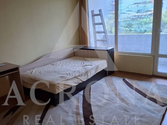 Тристаен в район Южен - 0