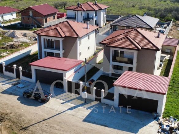 Еднофамилна самостоятелна къща с. Маноле - 0