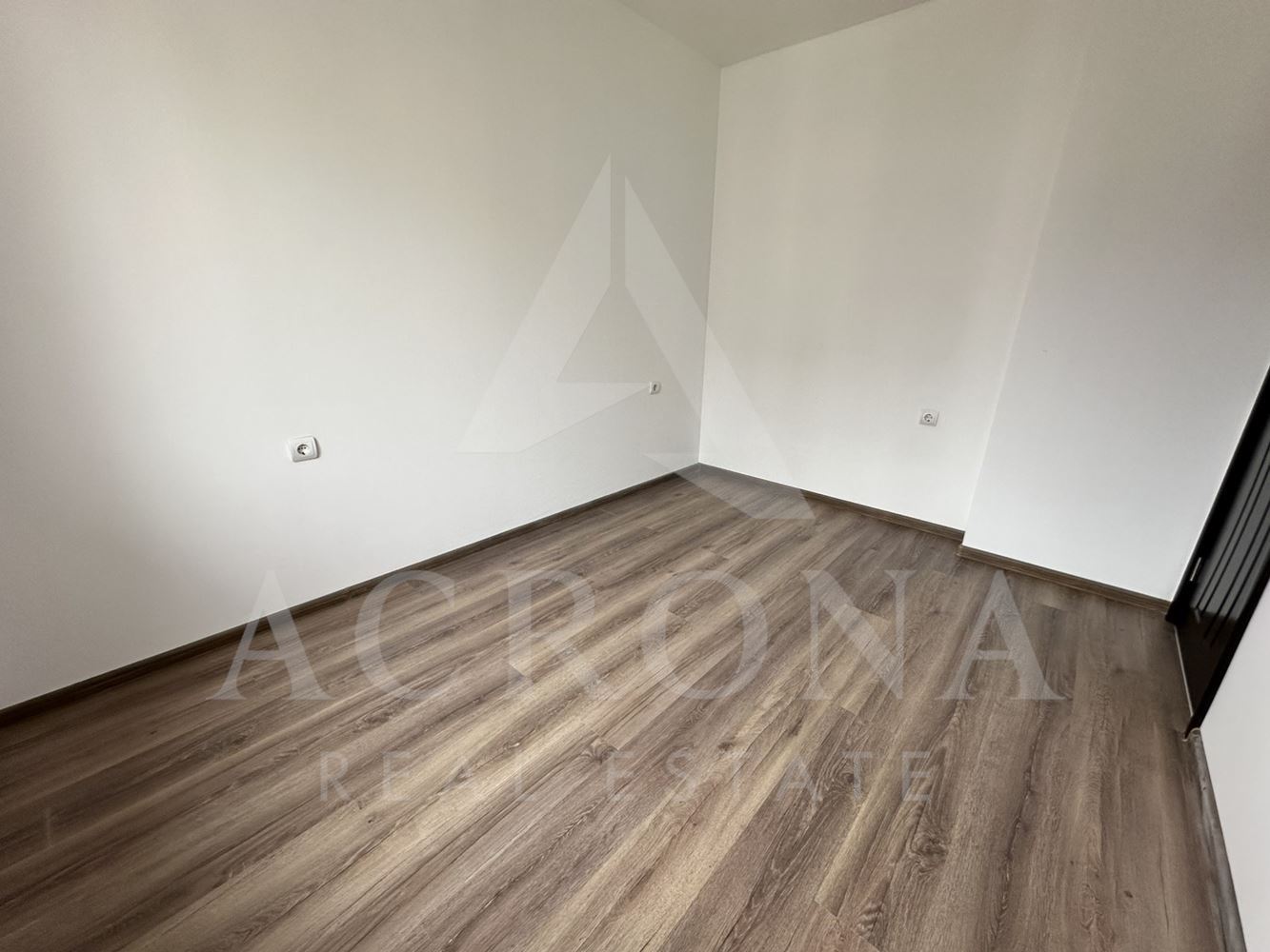 Тристаен до ключ в Кючук Париж-0 Тристаен до ключ в Кючук Париж - 0