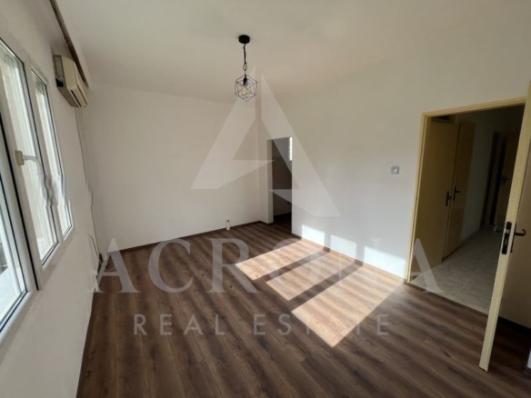 Тристаен Обновен 4 Отделни стаи - кв. Кючук Париж - 0