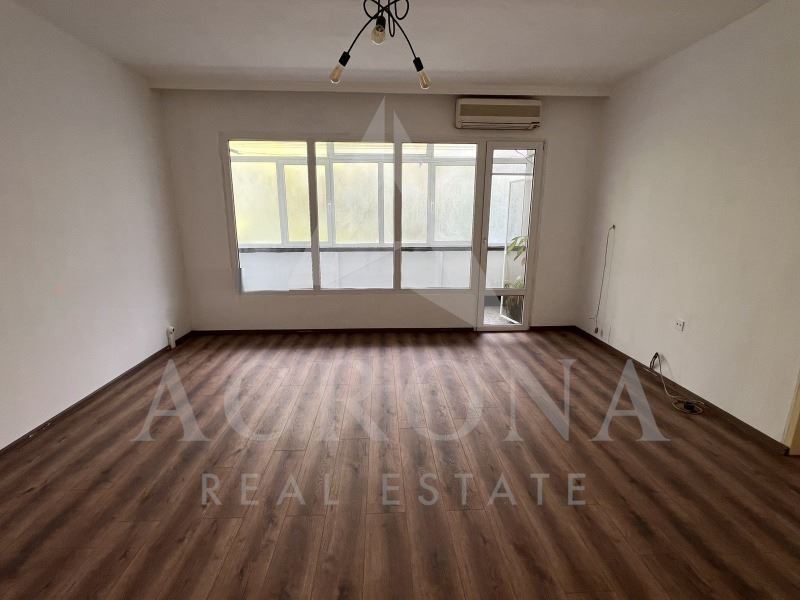 Тристаен Обновен 4 Отделни стаи - кв. Кючук Париж - 0