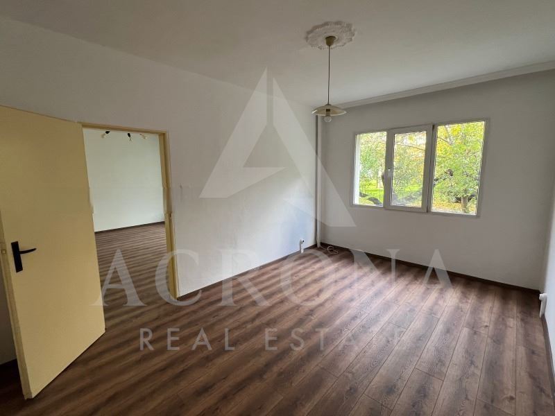 Тристаен Обновен 4 Отделни стаи - кв. Кючук Париж - 0