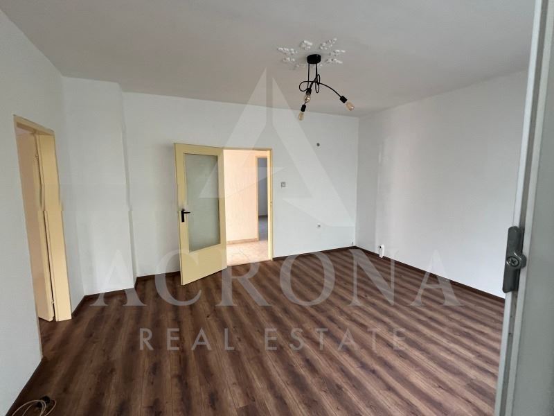 Тристаен Обновен 4 Отделни стаи - кв. Кючук Париж - 0