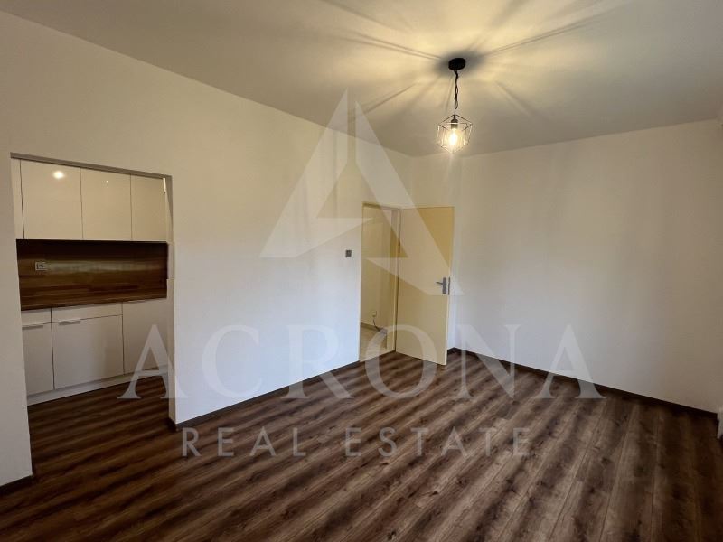 Тристаен Обновен 4 Отделни стаи - кв. Кючук Париж - 0